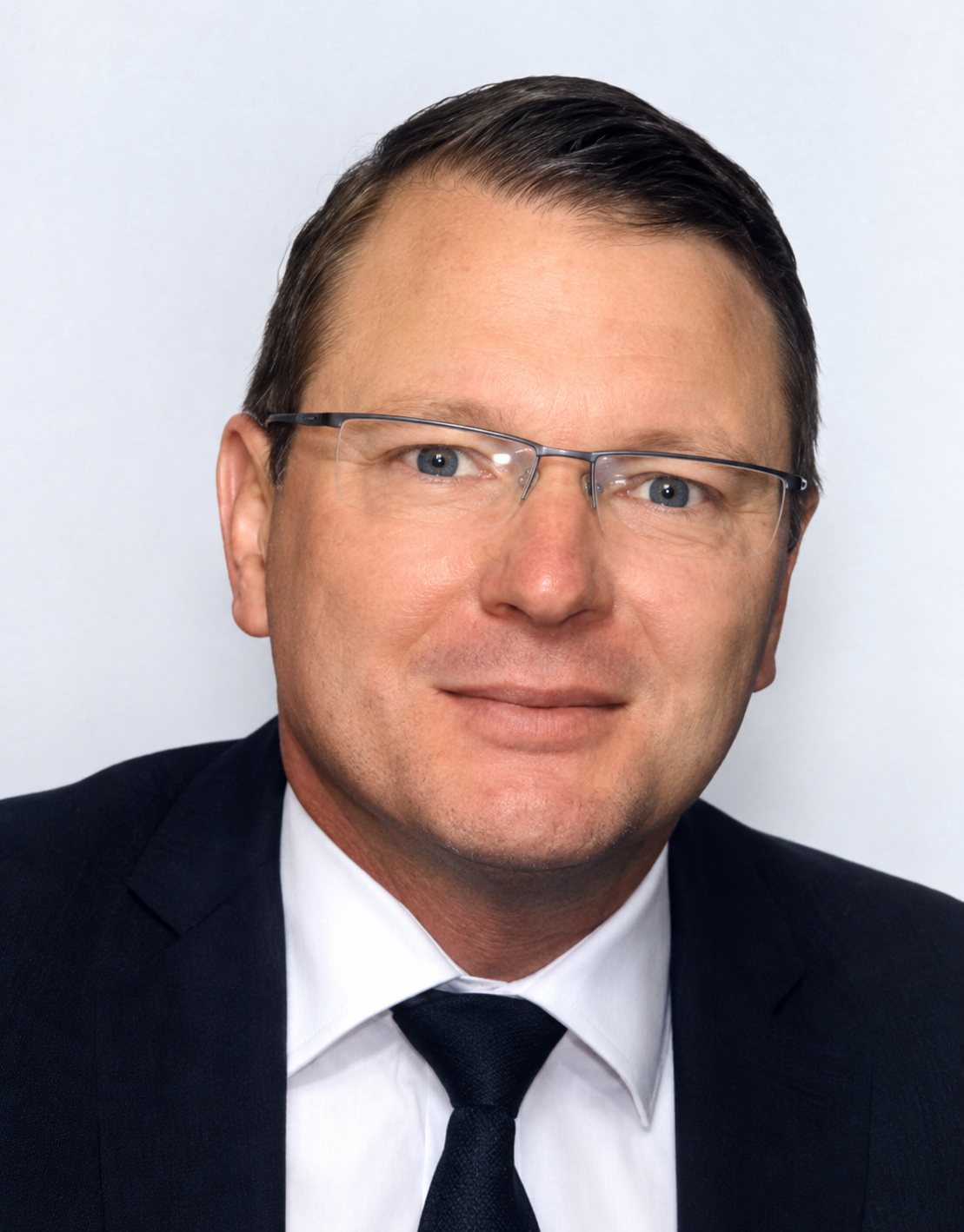 Portrait de Maître Christian Perez, avocat à Bayonne, en costume sombre et lunettes
